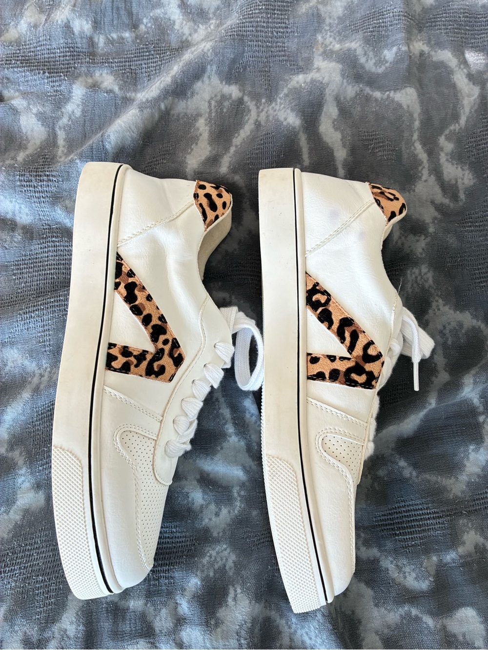 🌟Women's White Sneakers with Leopard Accent•MIA•Veja•Sz8